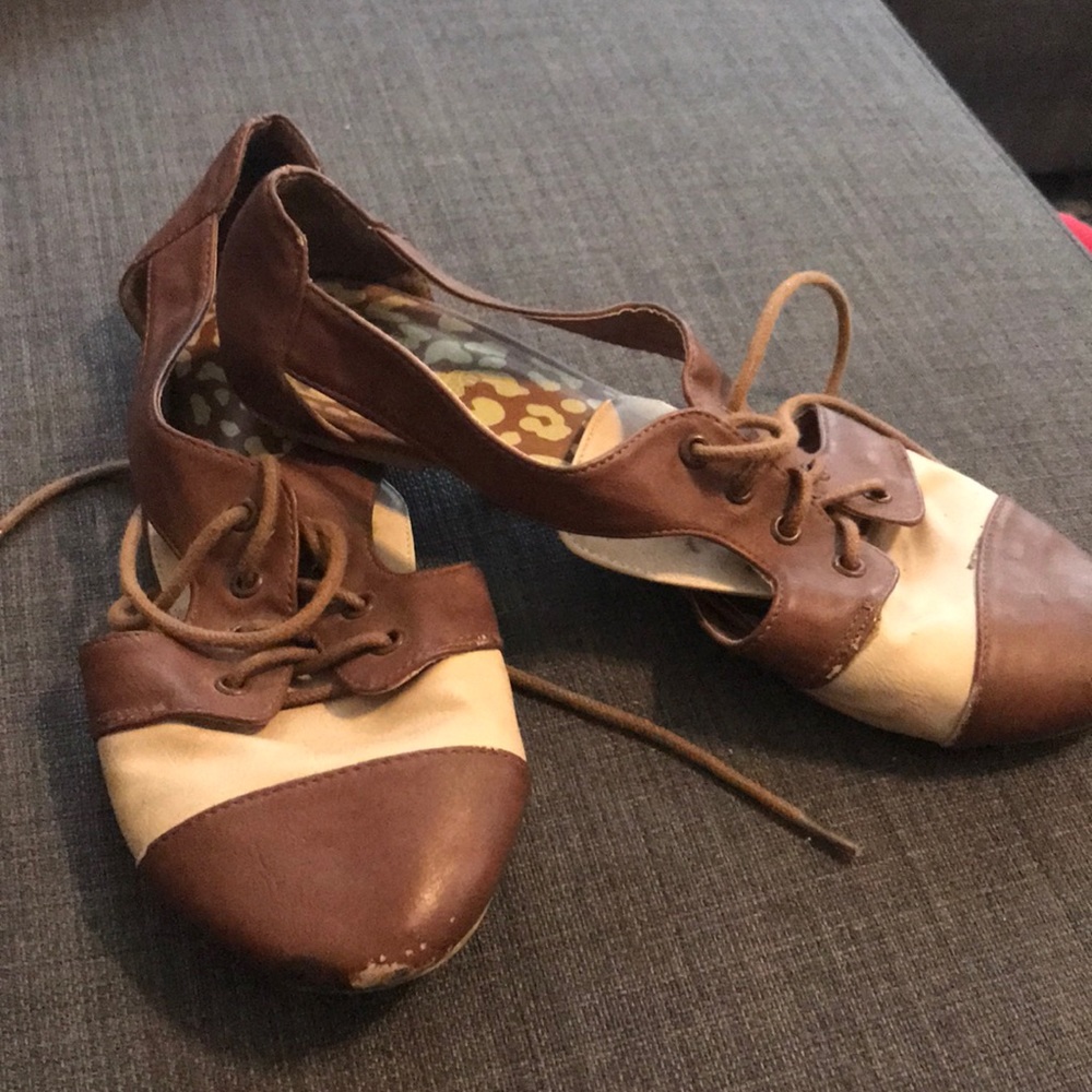 Open sided saddle shoes